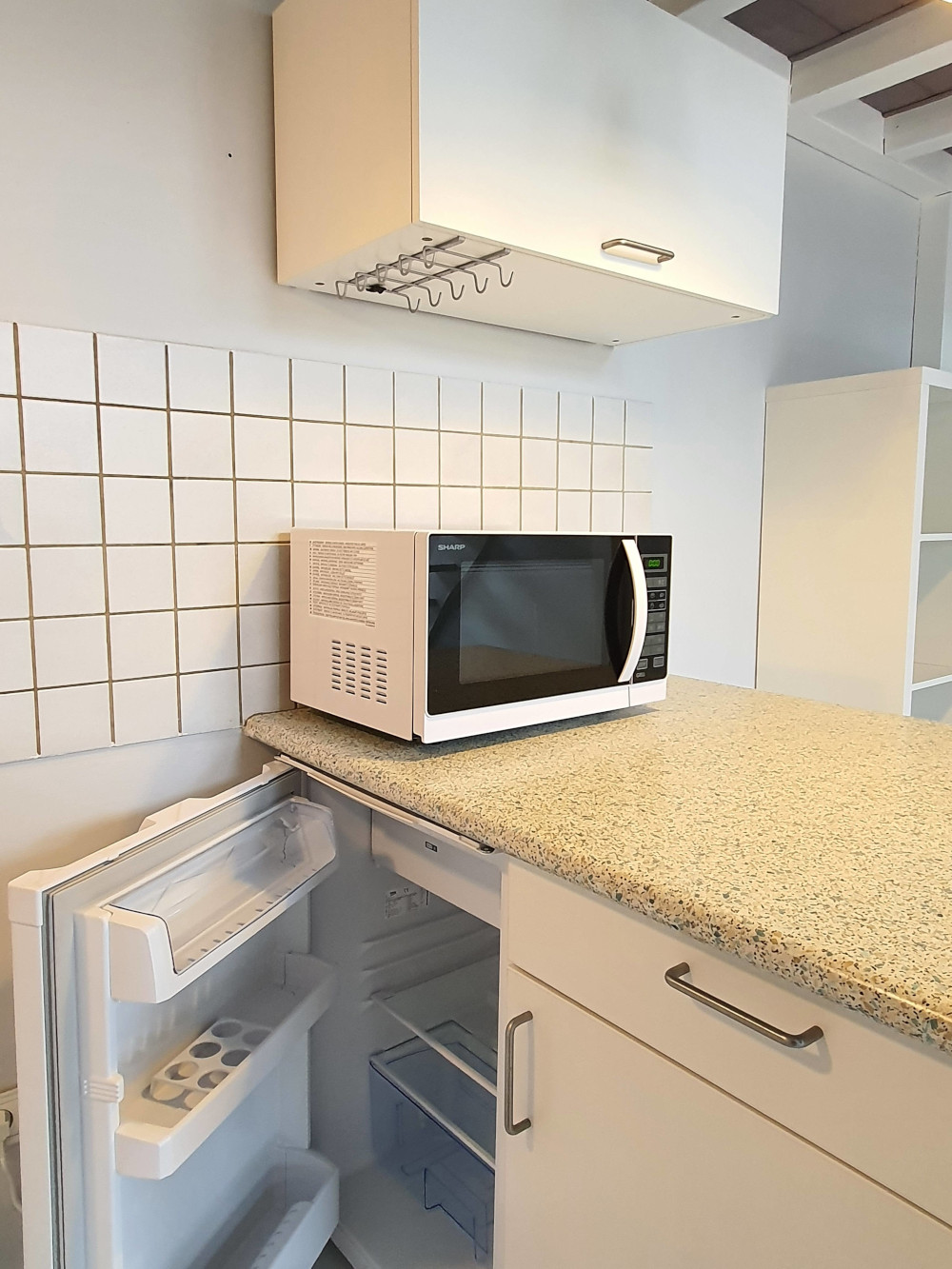 Coin cuisine équipé avec réfrigérateur et micro-ondes du studio