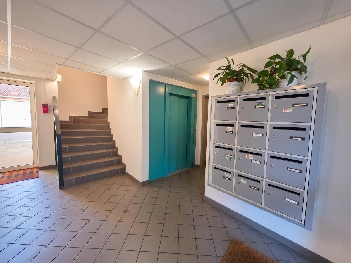 Entrée d'immeuble avec ascenseur pour studio meublé Saint-Avold