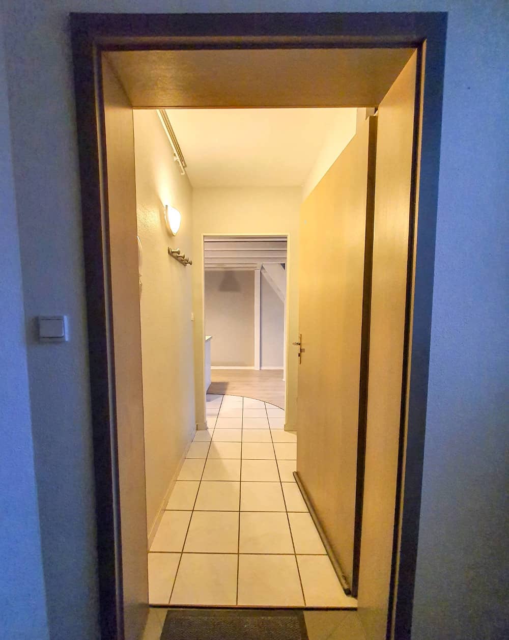 Entrée du studio F1 meublé depuis le palier à Saint-Avold