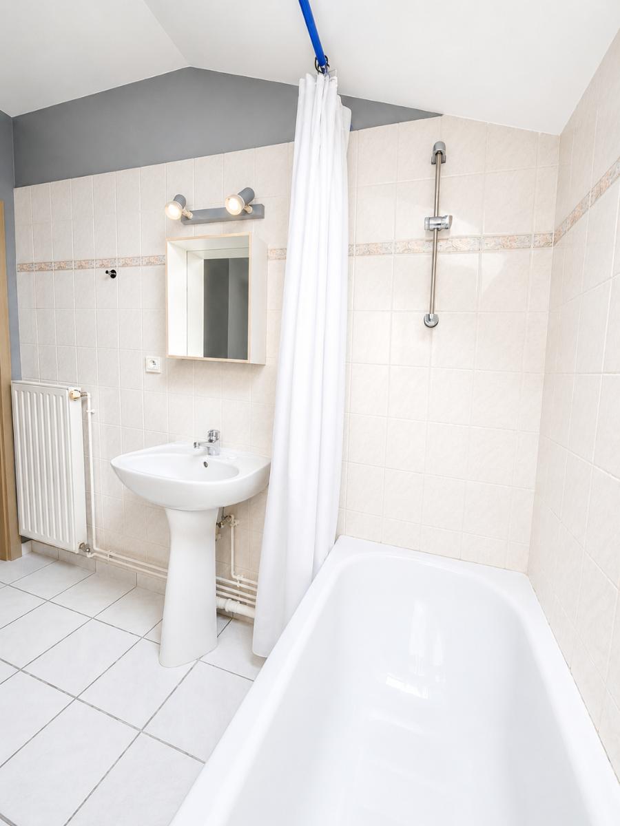 Salle de bain avec baignoire du studio à louer Saint-Avold