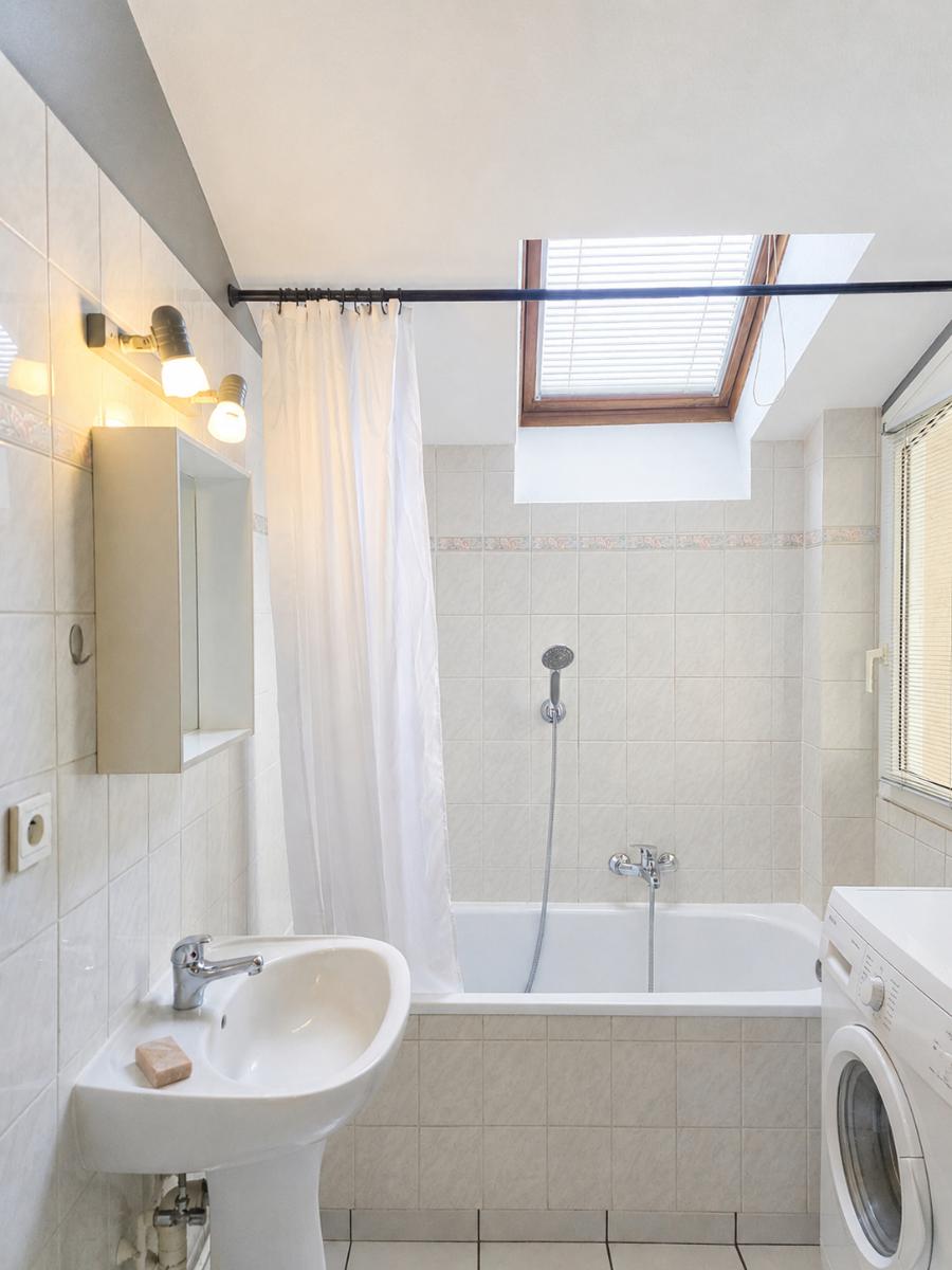 Salle de bain avec lave-linge du studio à Saint-Avold pour Macheren