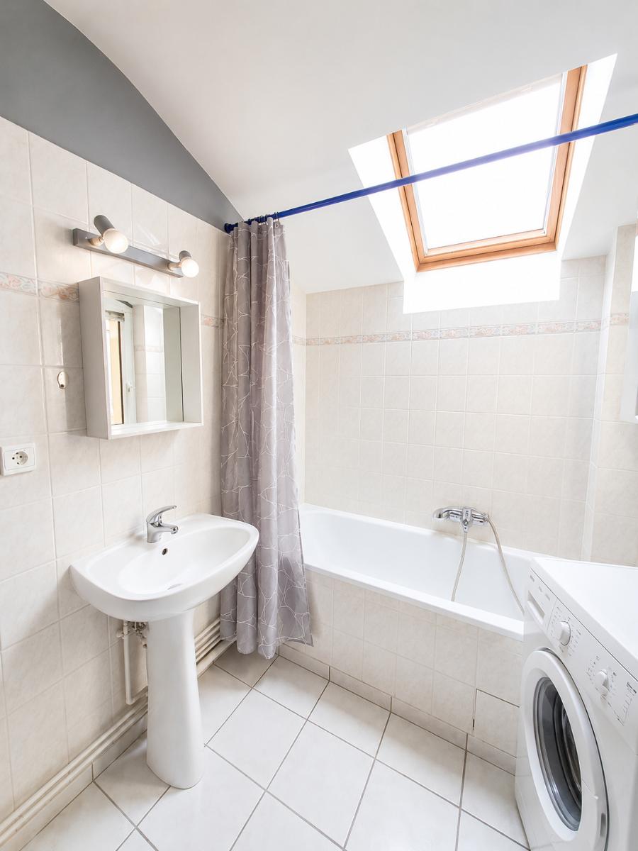 Salle de bain de l'appartement studio à louer à Saint-Avold