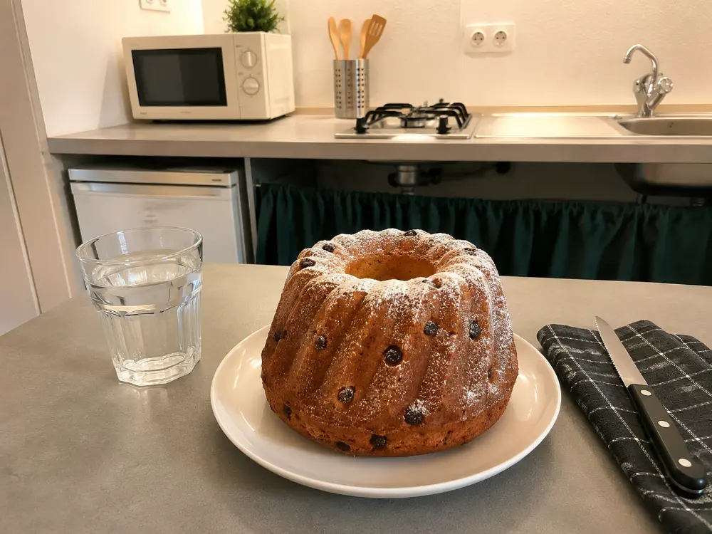 Kouglof alsacien aux raisins saupoudré de sucre glace