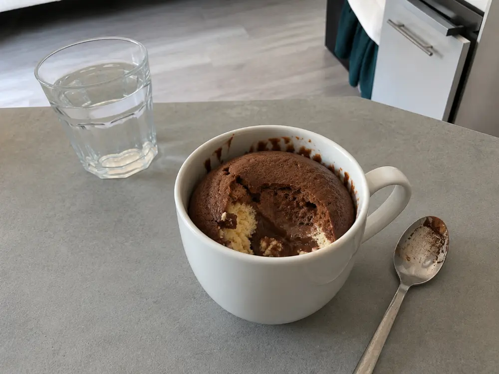 Mug cake chocolat et vanille dans une tasse