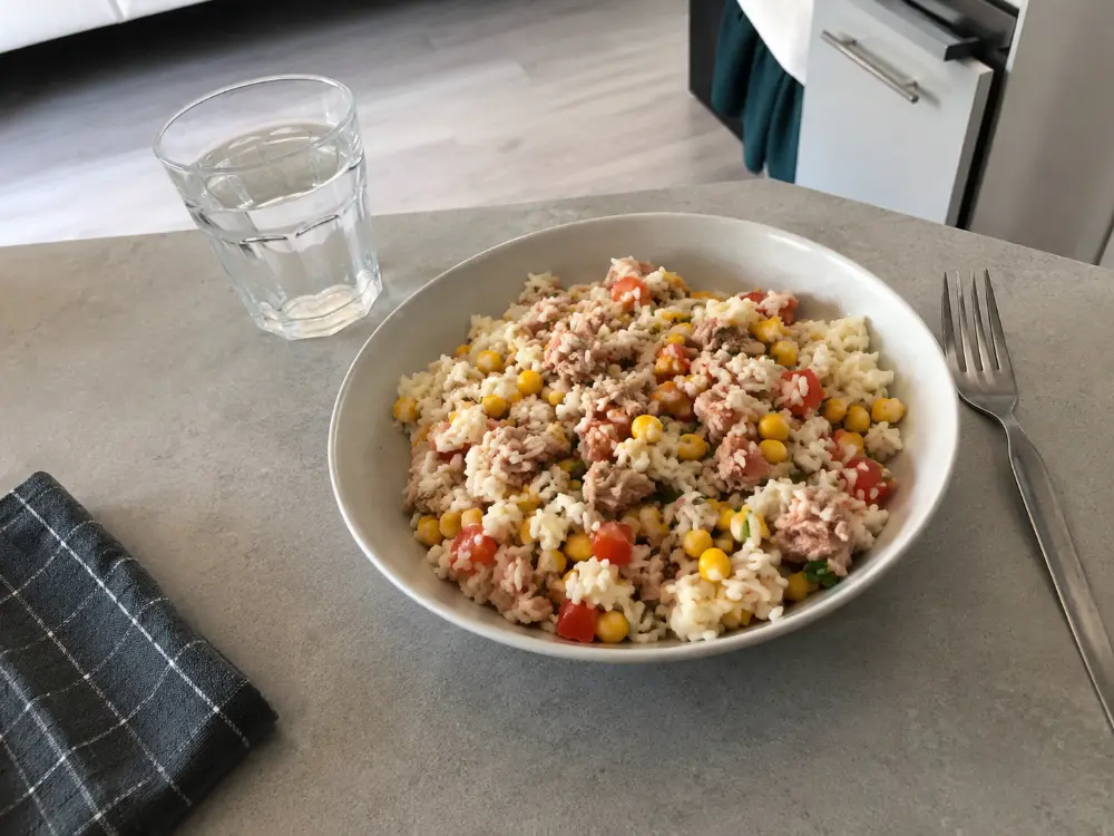 Salade de riz au thon et au mais