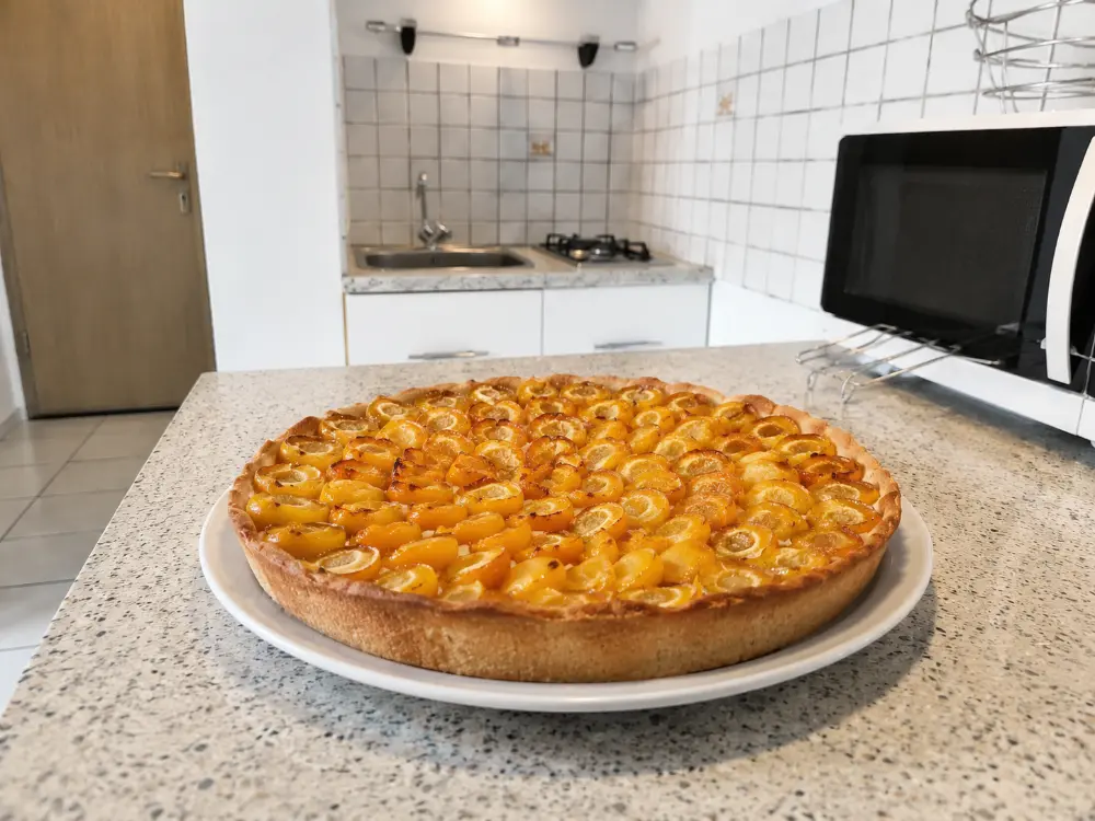 Tarte aux mirabelles de Lorraine dans une cuisine équipée
